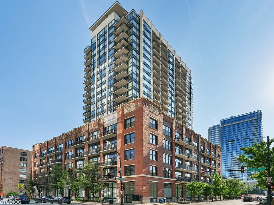 210 S Desplaines St #1806