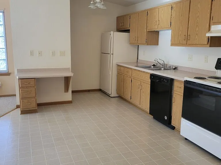 606 W State St — Photo 2