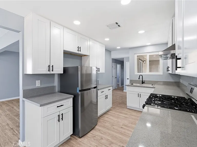 937 E Elizabeth St — Photo 9