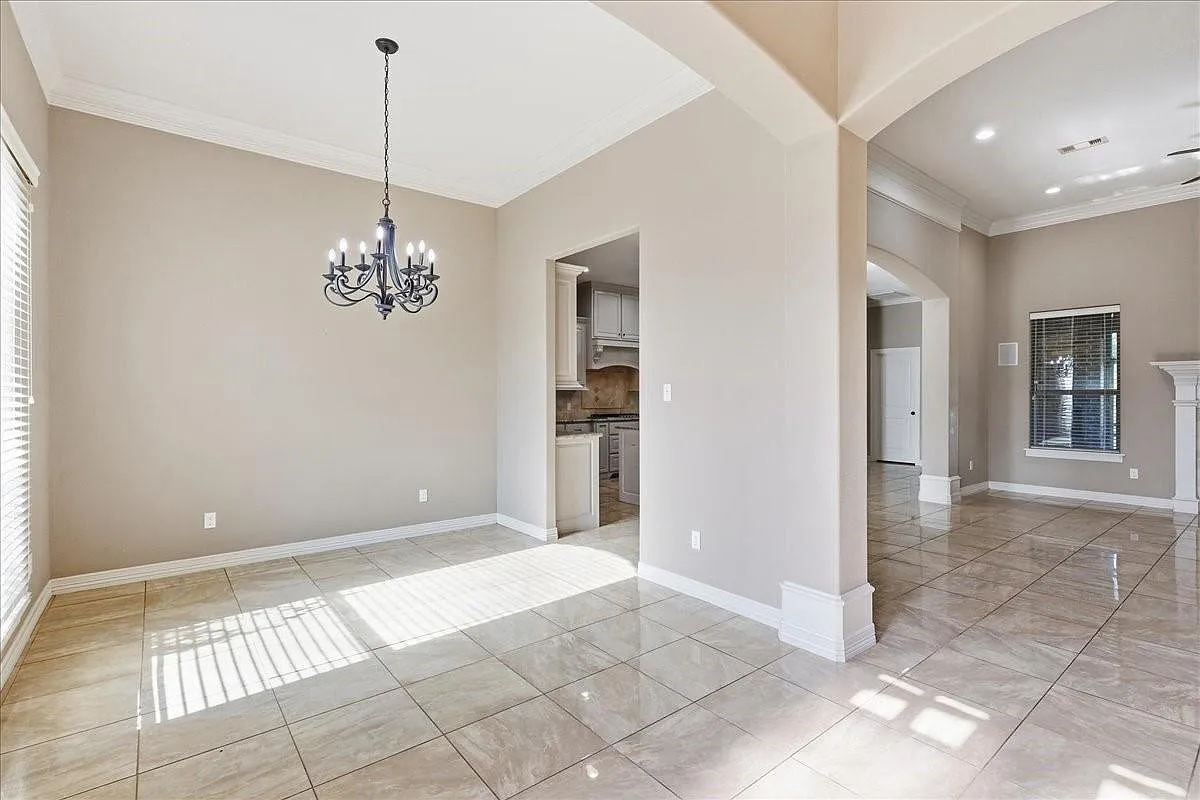 3 bed, 2.0 bath, 2004 sqft, $3,500 — Photo 3