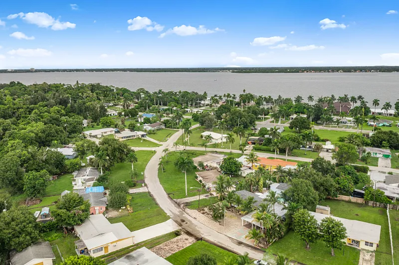Renovated 3 Bed / 2 Bath Pool Home Near Downtown Fort Myers — Photo 3