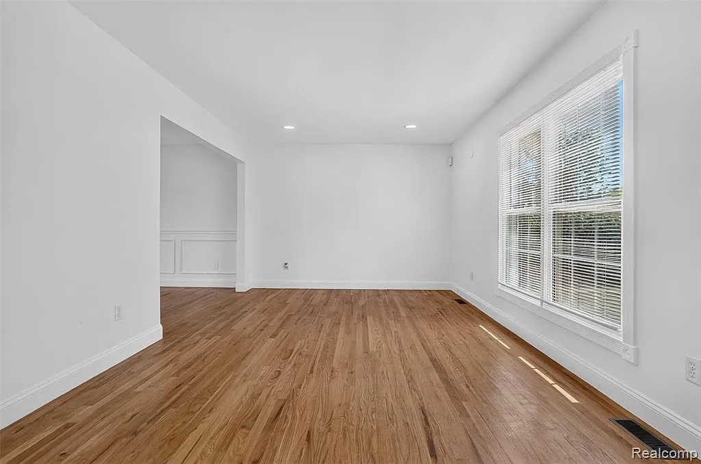 4 bed, 4.0 bath, 3096 sqft, $3,800 — Photo 4