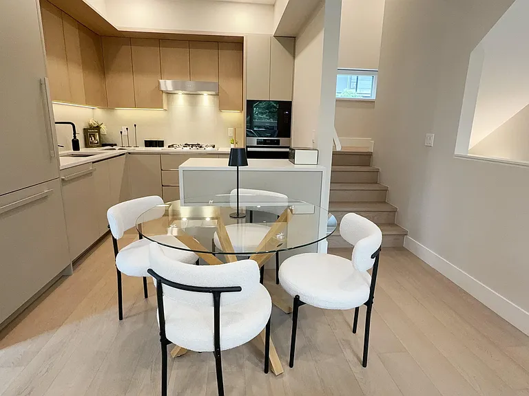 110 Woodstock Ave W — Photo 3