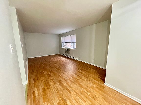 3rd image of 5920 N Kenmore Ave APT 220