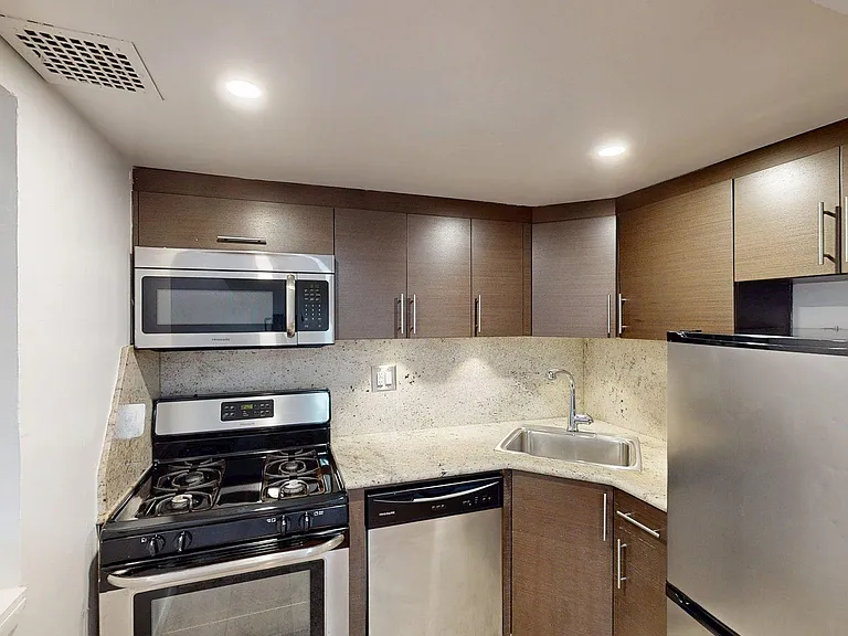 10 Jones St #5E — Photo 7
