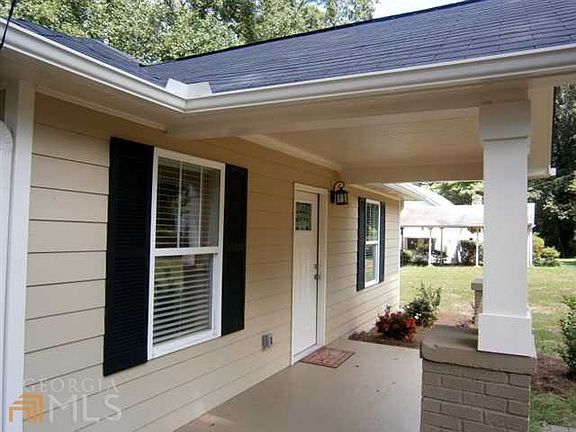 3rd image of 810 McLendon Dr
