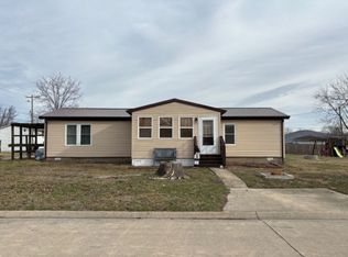 1300 S Hamilton St, Salem, IL 62881