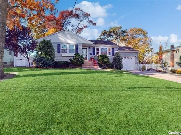 74 Livingston Avenue, Babylon, NY 11702