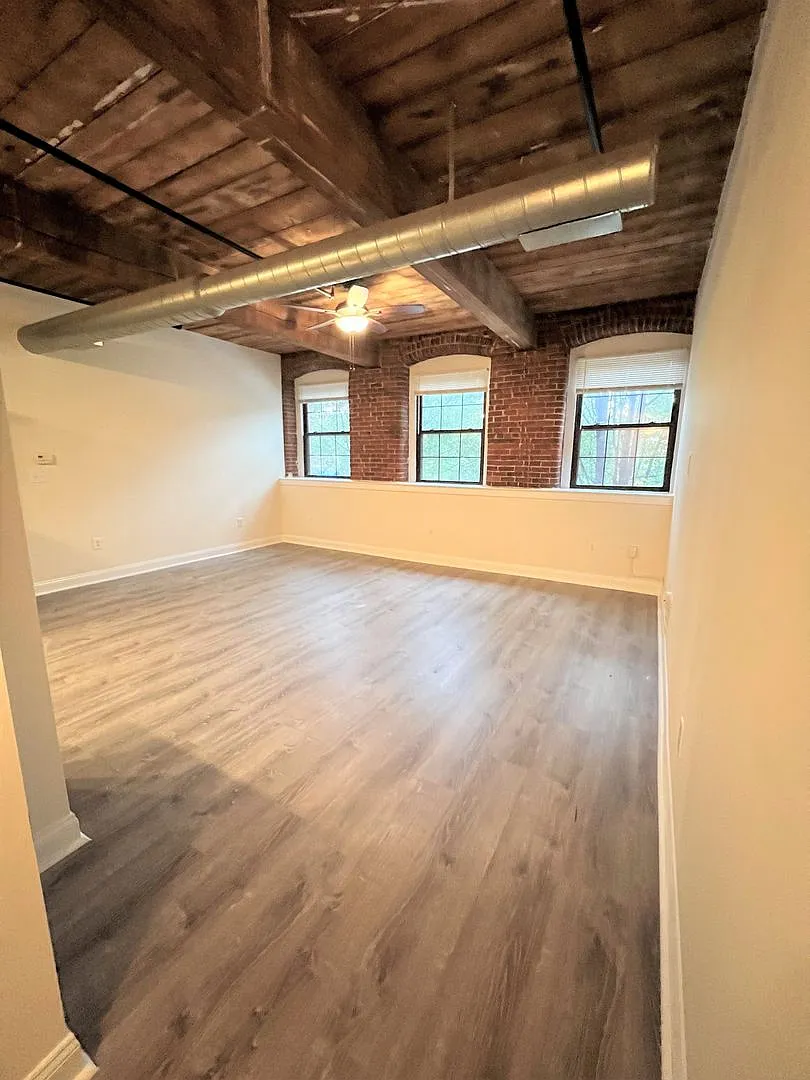32 Vila LLC — Photo 1