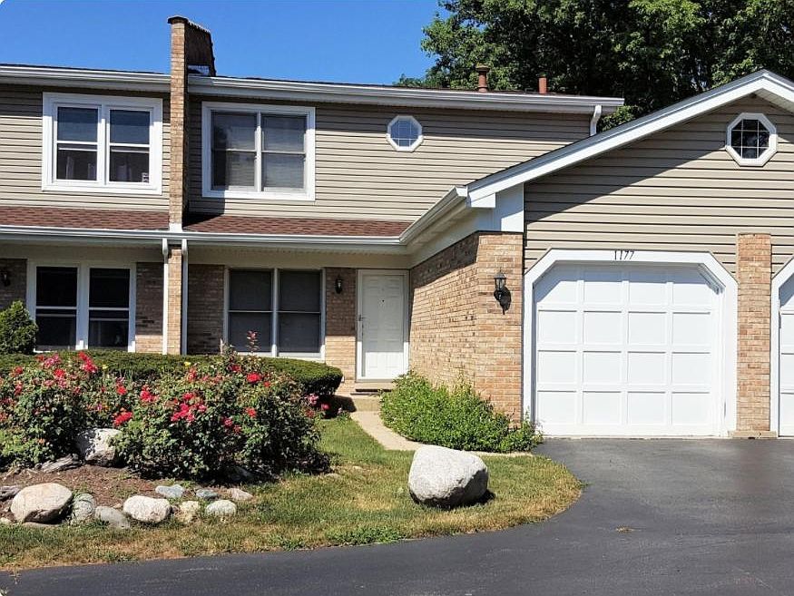 Front of the townhouse / 1 car garage + 1 outdoor parking