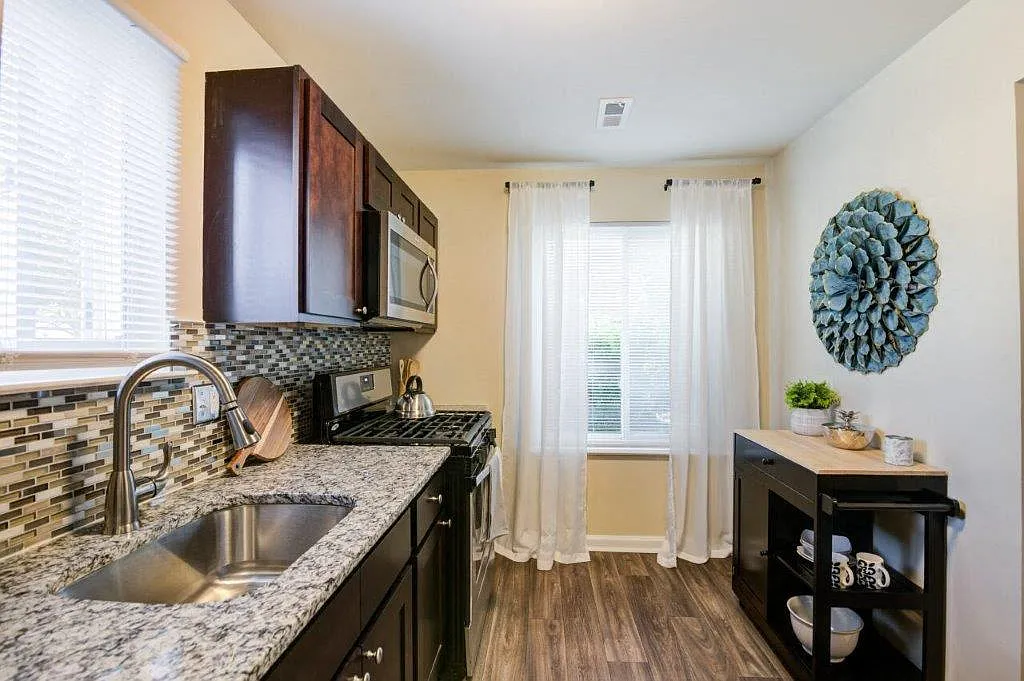 Fox Run Apartments and Townhomes — Photo 3