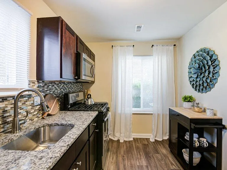 Fox Run Apartments and Townhomes — Photo 3