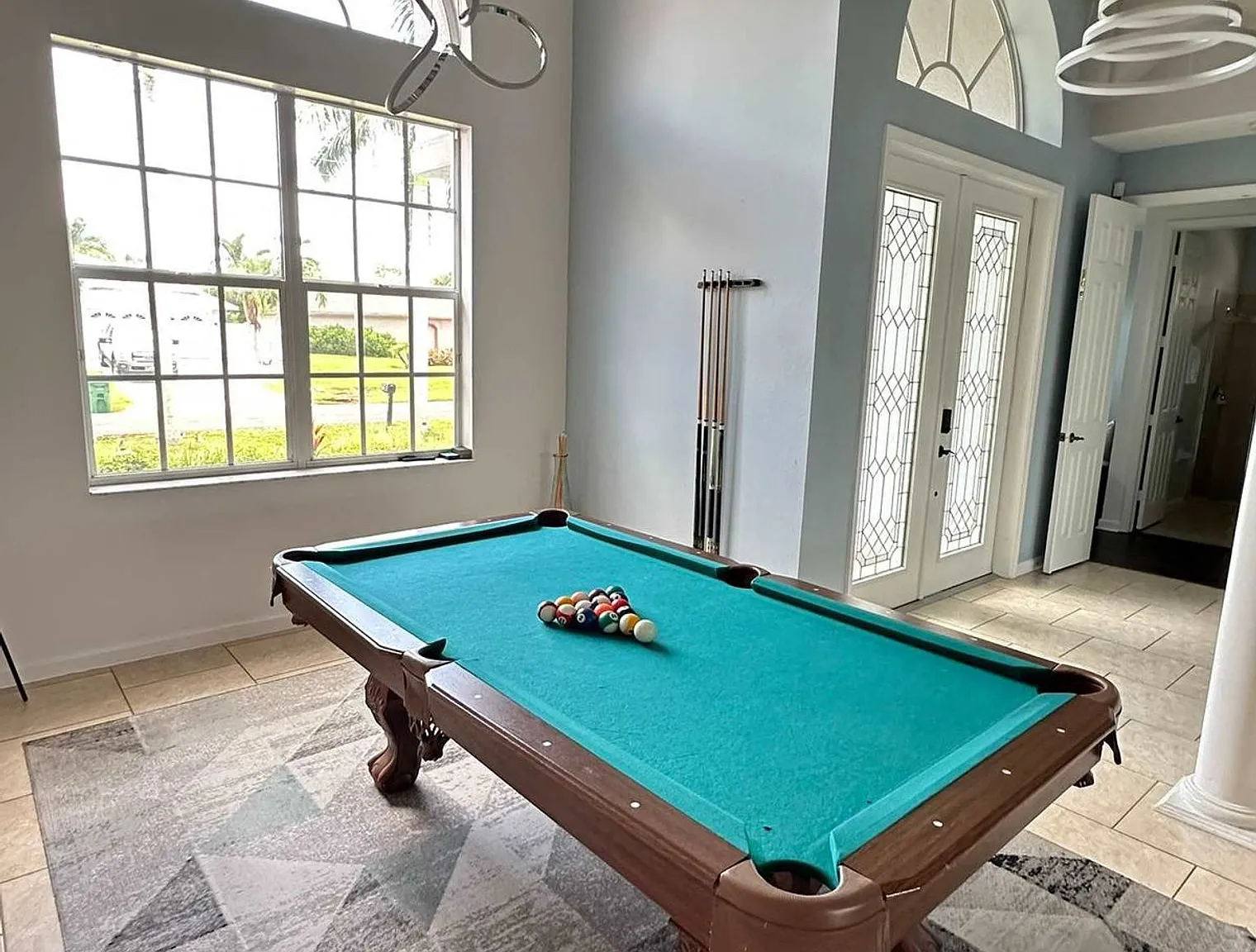 7 bed, 4.0 bath, 3745 sqft, $15,090 — Photo 3