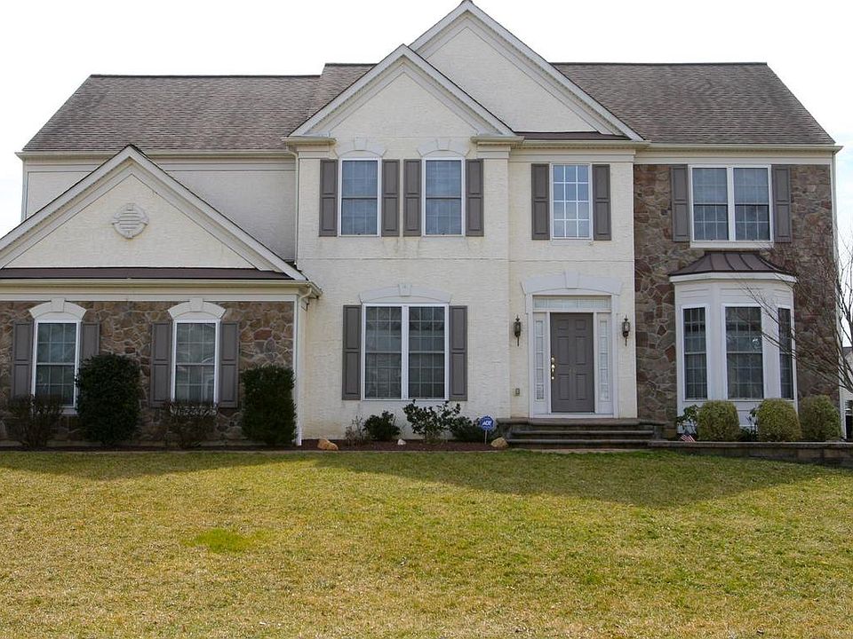 1st image of 70 Hempstead Dr