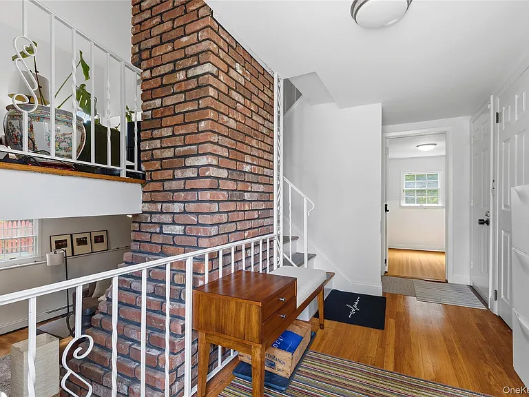 20 Walnut St — Photo 3