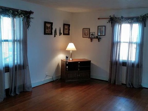 3rd image of 312 Margaret St