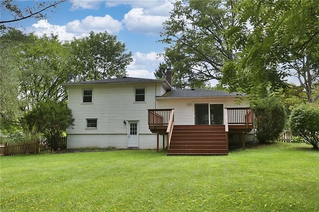 3 bed, 1.0 bath, 1560 sqft, $2,500 — Photo 2