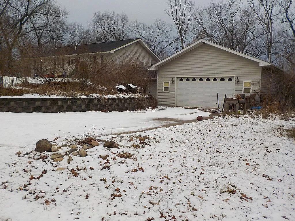 9250 Wolf Lake Rd photo 1