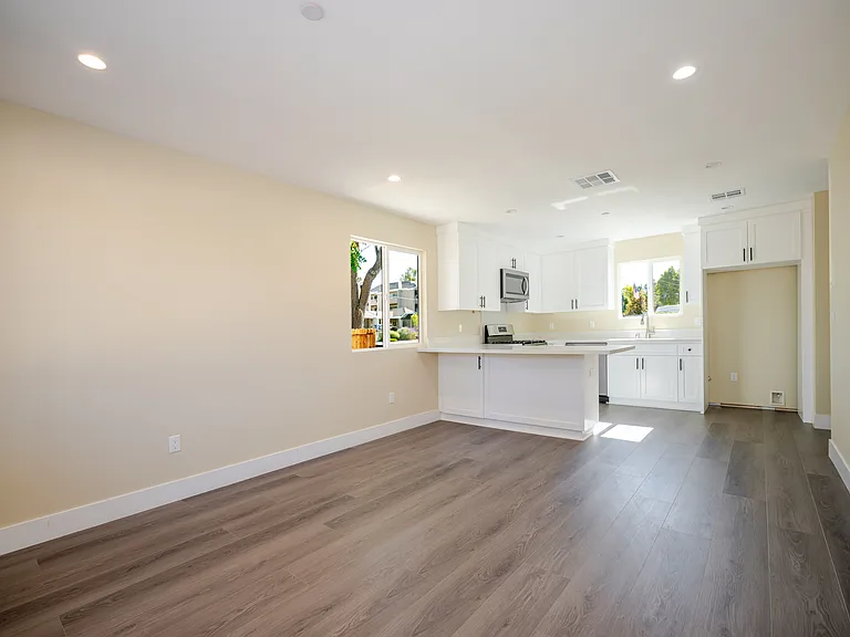 24743 Valley St #1 — Photo 8