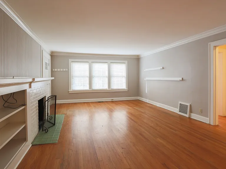 224 E Winthrope Rd — Photo 5