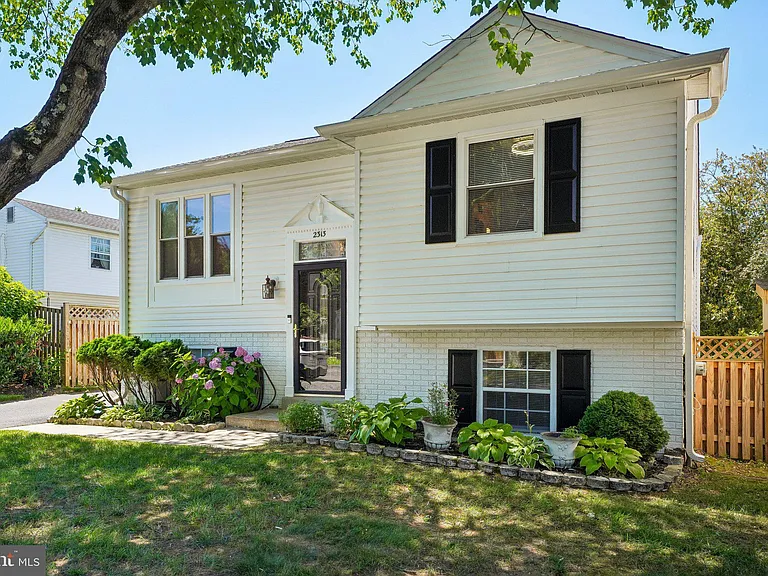 2313 Westport Ln — Photo 2