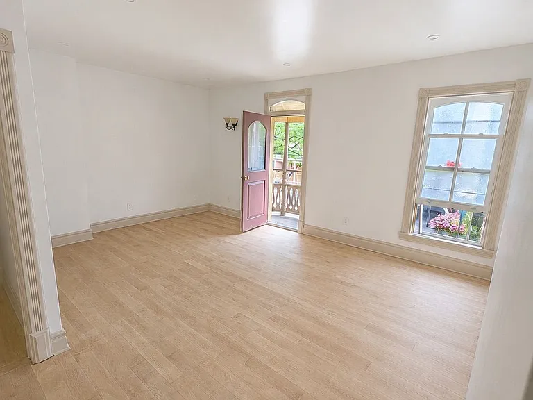 561 Parliament St — Photo 2