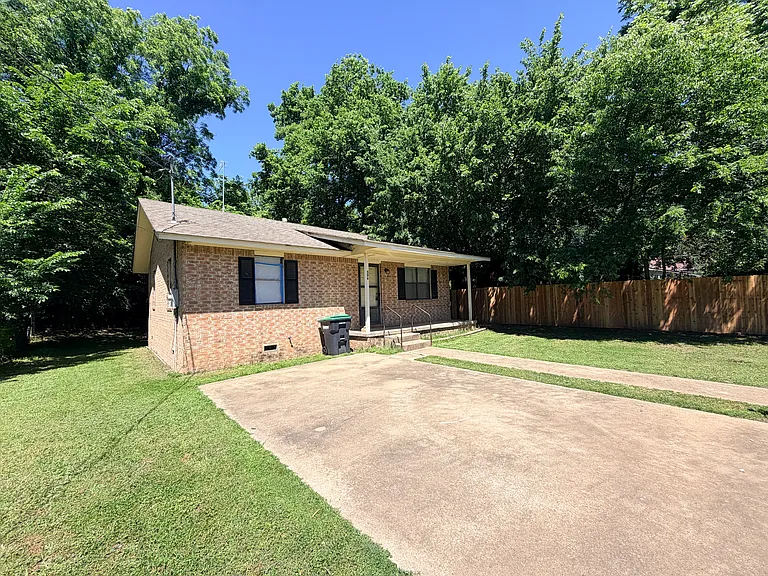 306 Wilson Ave — Photo 3