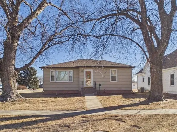 824 Sherman St, Holdrege, NE 68949
