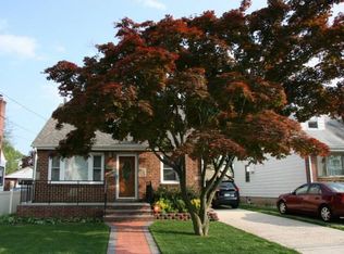 127 Raff Ave, Mineola, NY 11501