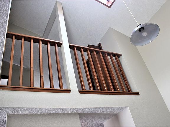 5th image of 3253 Banff Ave