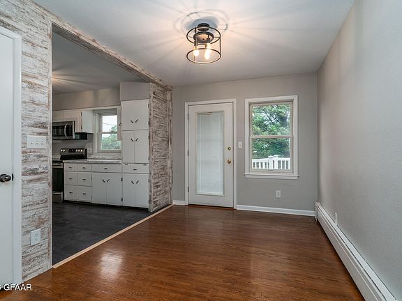 4th image of 616 19th Ave S