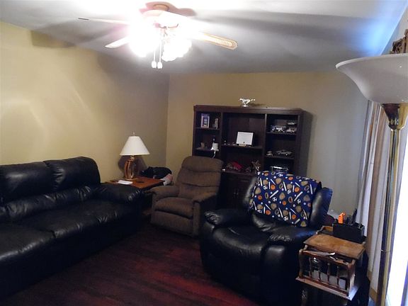 3rd image of 121 W Harris St