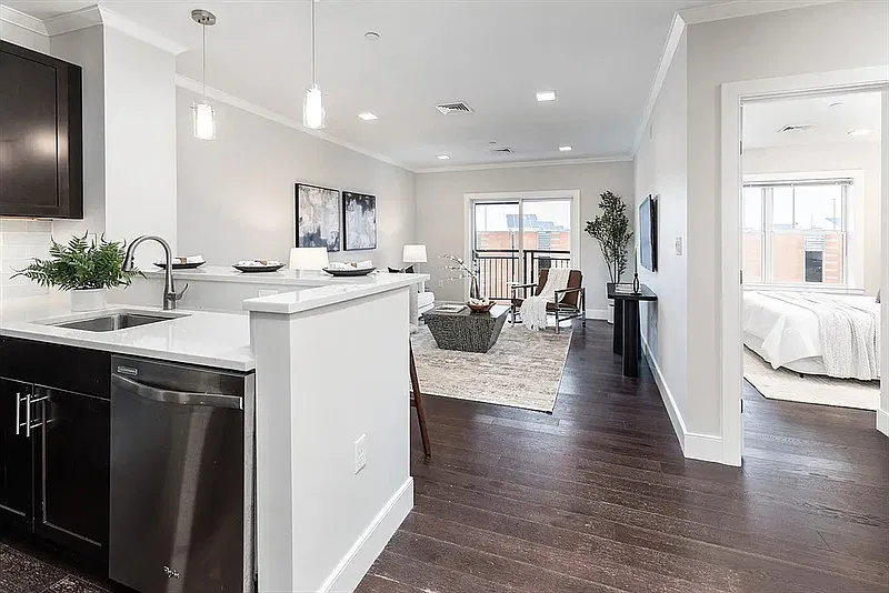 1 bed, 1.0 bath, 665 sqft, $1,920 — Photo 2
