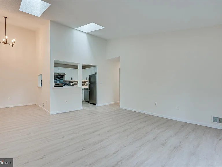 64 Taylor Dr — Photo 9