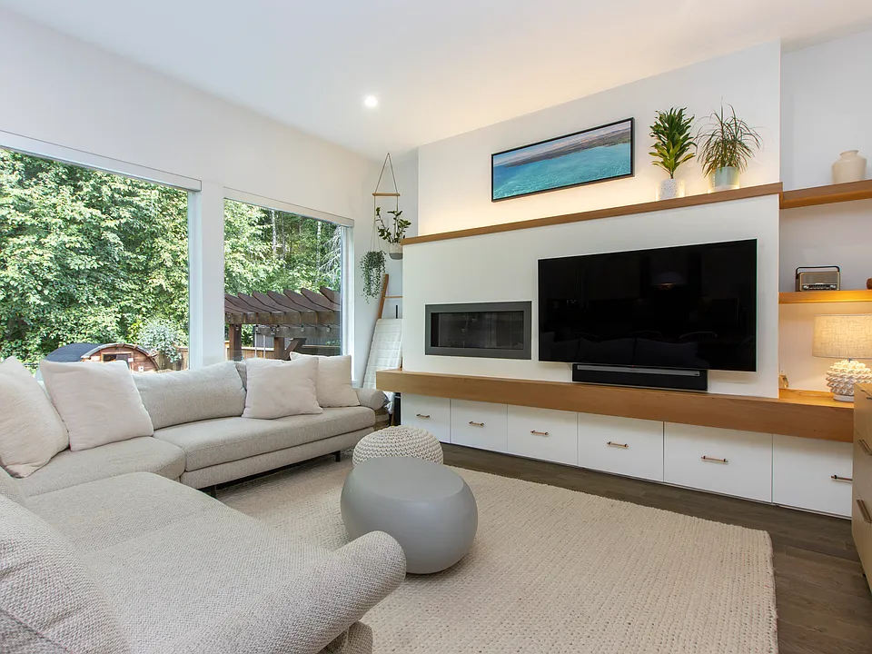 39331 Falcon Cres