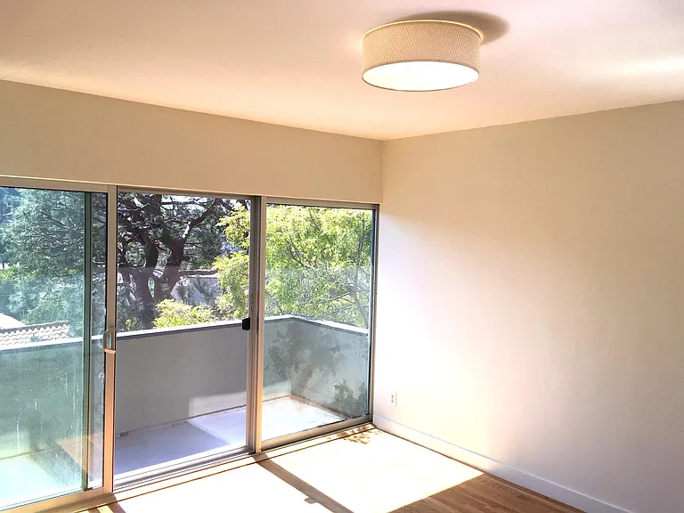 2275 Silver Ridge Ave — Photo 4