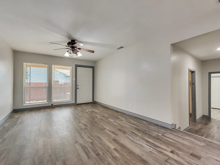 2210 Manor St — Photo 6