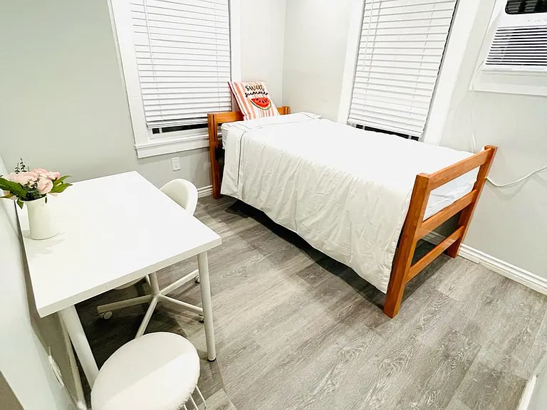 1034 W 39th Pl — Photo 9