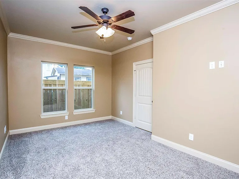 1516 Amundsen St — Photo 11