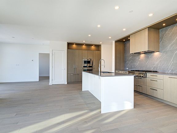 3rd image of 3389 Lakeshore Rd #416