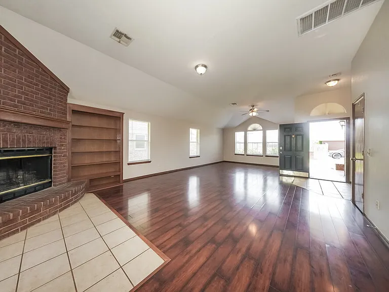 329 Ridge Bluff Dr — Photo 4