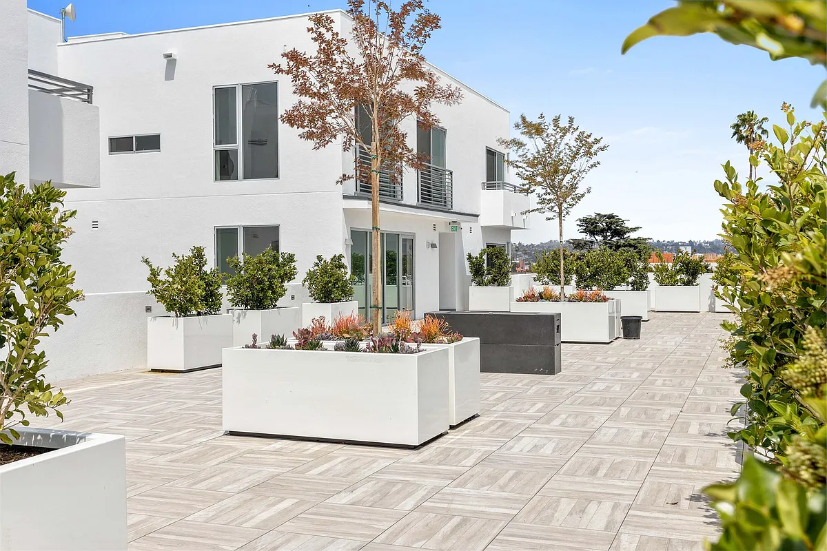 Building Photo - La Vida Melrose