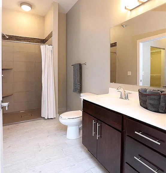 Phillips Avenue Lofts — Photo 7