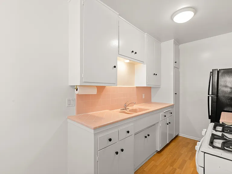 12817 Moorpark St #4 — Photo 8