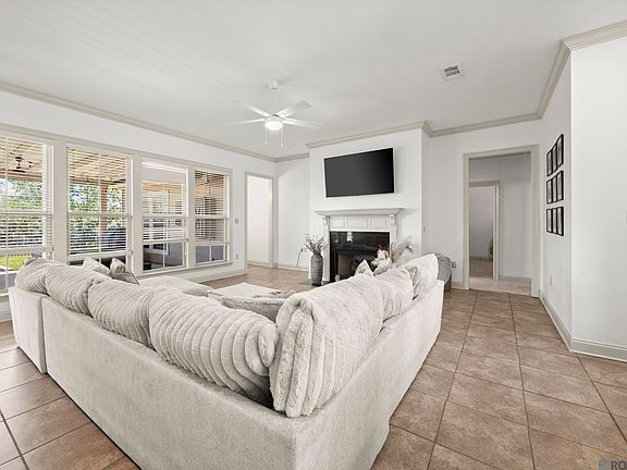 5th image of 10552 Springtree Ave
