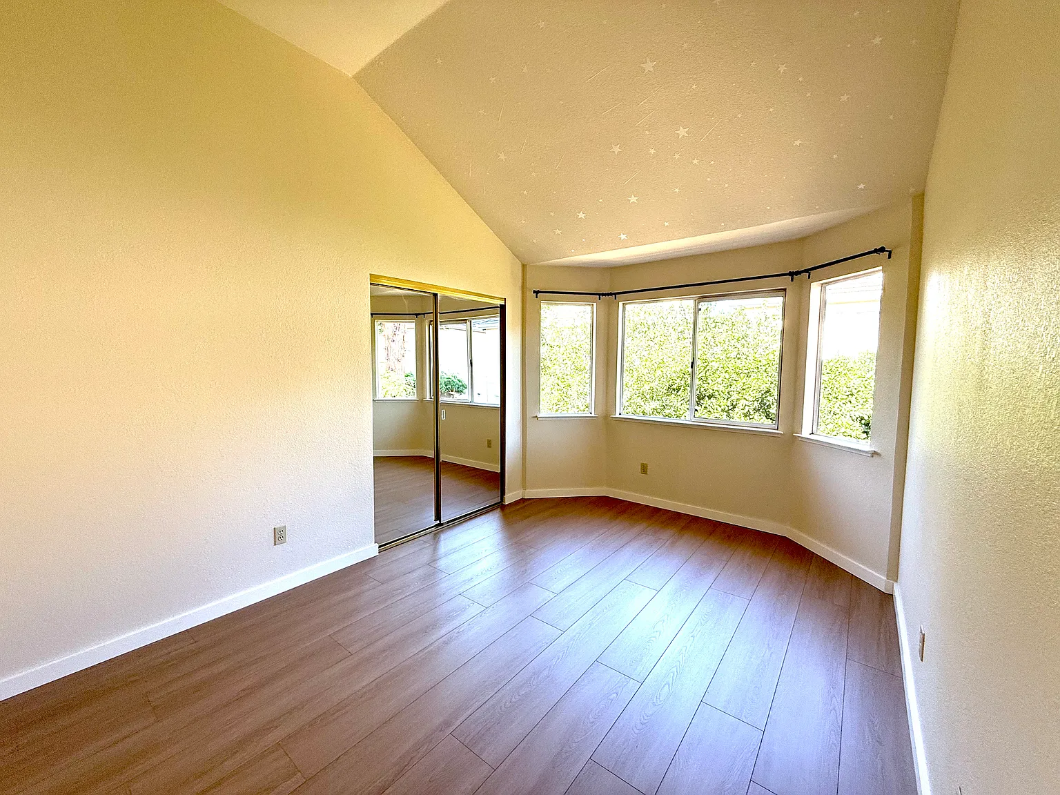 4 bed, 2.5 bath, 2550 sqft, $1,380 — Photo 3