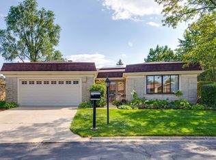 2457 Seville Cir, Northbrook, IL 60062