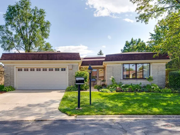 2457 Seville Cir, Northbrook, IL 60062