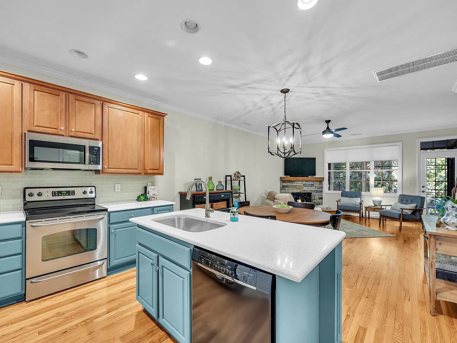 3 bed, 3.5 bath, 1708 sqft, $3,095 — Photo 2