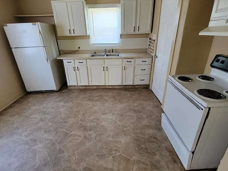 3902 Hoyt Ave — Photo 2